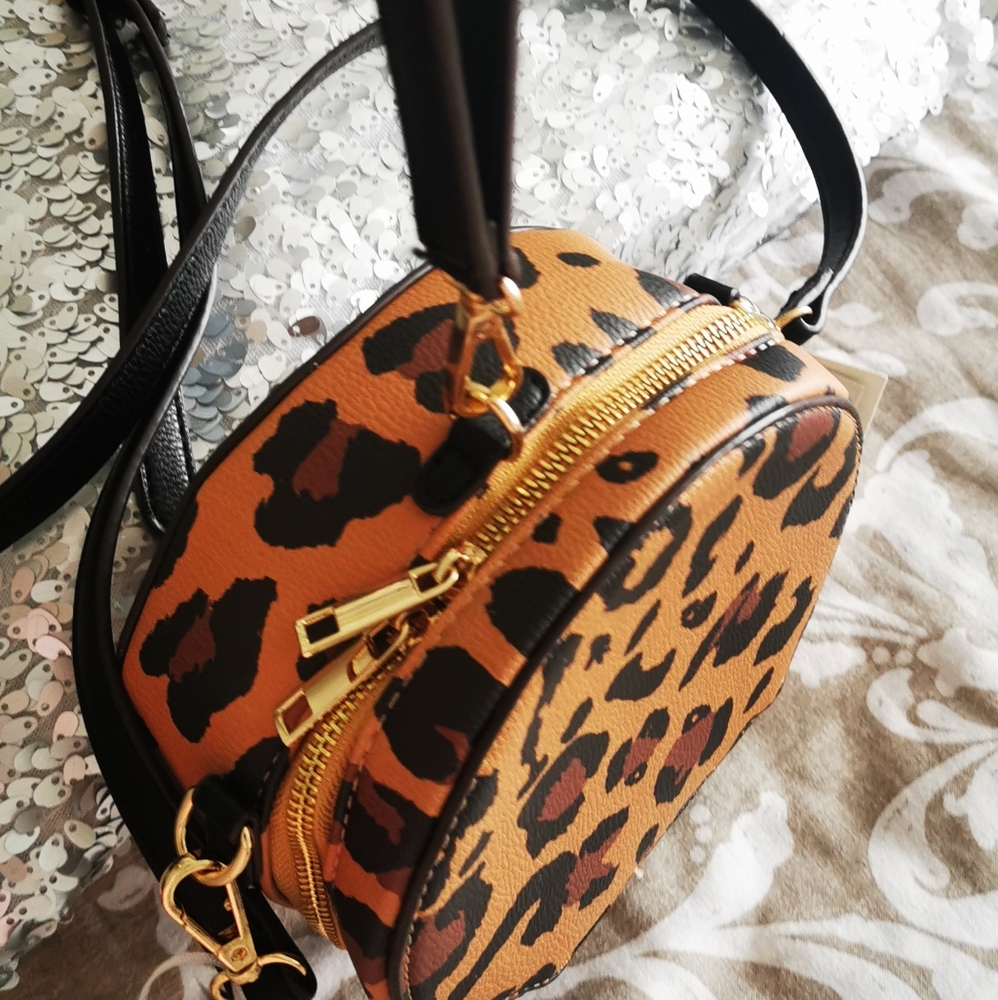 Free Gift Incl ‼️leopard print crossbody/clutch